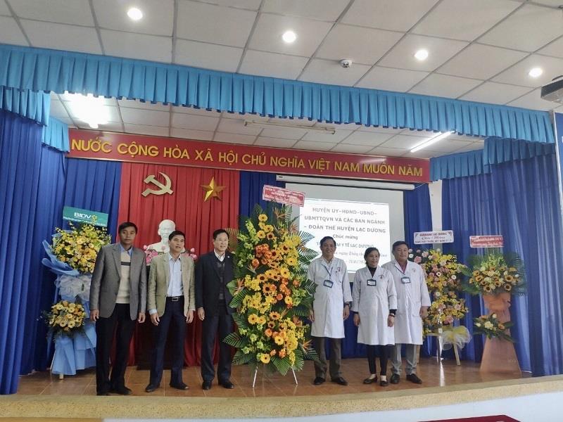 Đồng chí Bí thư Huyện ủy Phạm Triều cùng các đồng chí lãnh đạo huyện tặng hoa chúc mừng nhân Ngày Thầy thuốc Việt Nam