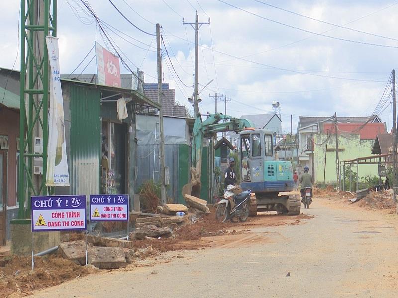 Đơn vị thi công đang tiến hành xây dựng mương thoát nước hai bên đường vào trung tâm xã Đạ Sar