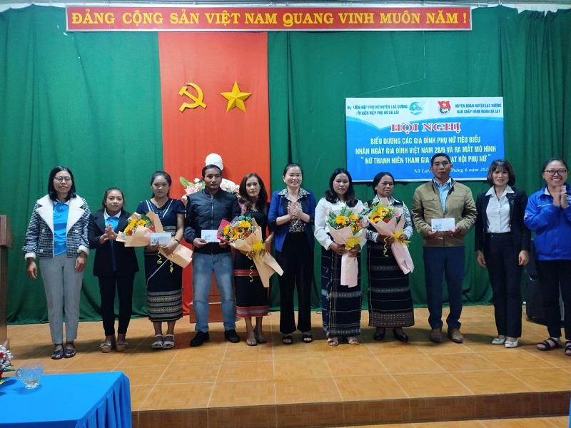 Chị K’ Hiền (đứng thứ 2 trái ảnh) tham gia cùng hội LHPN huyện tặng quà cho hội viên phụ nữ trên địa bàn xã Lát năm 2022