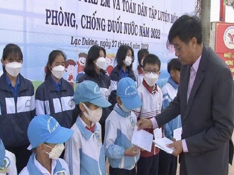 Đồng chí Cil Poh - Phó Chủ tịch UBND huyện trao học bổng cho các em học sinh tại buổi lễ