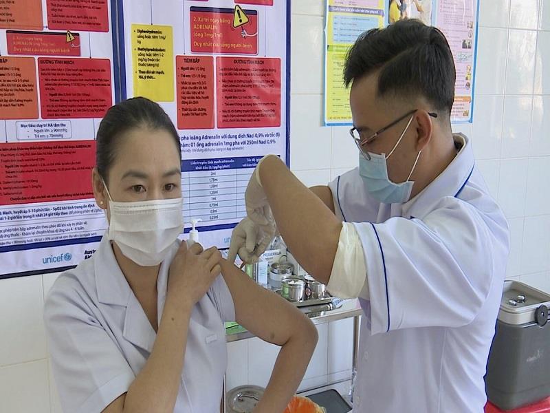 Tiêm vắc xin phòng Covid-19 cho y bác sỹ ngành y tế huyện