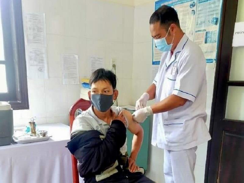 Tiêm vắc xin phòng Covid-19 cho người dân tại xã Đạ Sar