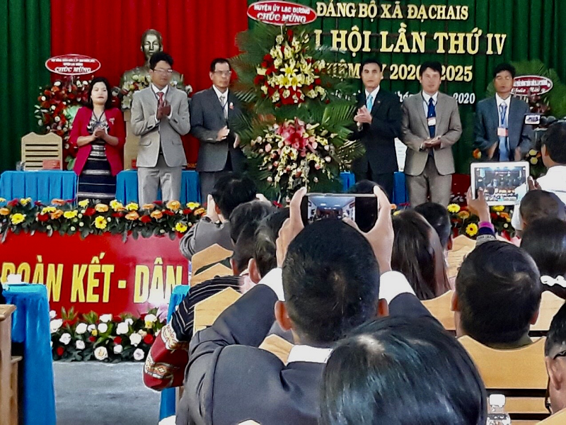 Đồng chí Đỗ Khắc Lợi - UVBTV Huyện ủy, Phó Chủ tịch HĐND huyện (thứ 3 từ phải sang) tặng hoa chúc mừng Đại hội