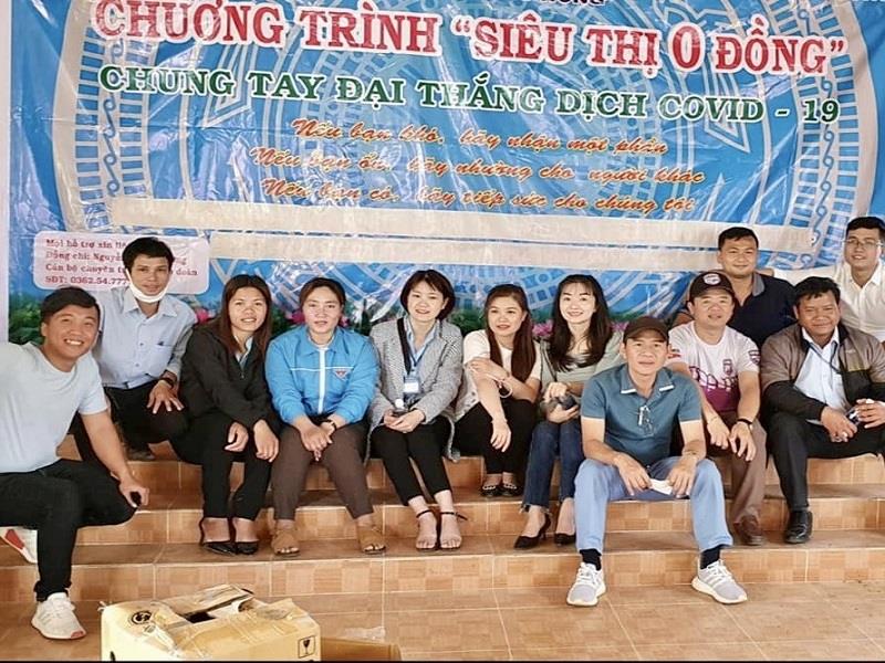 Ông Nguyễn Phục Quốc (thứ 4 phải ảnh) - Chủ tịch Chi hội Doanh nghiệp Lạc Dương, Trưởng nhóm Thiện Nguyện Ước Mơ Hồng