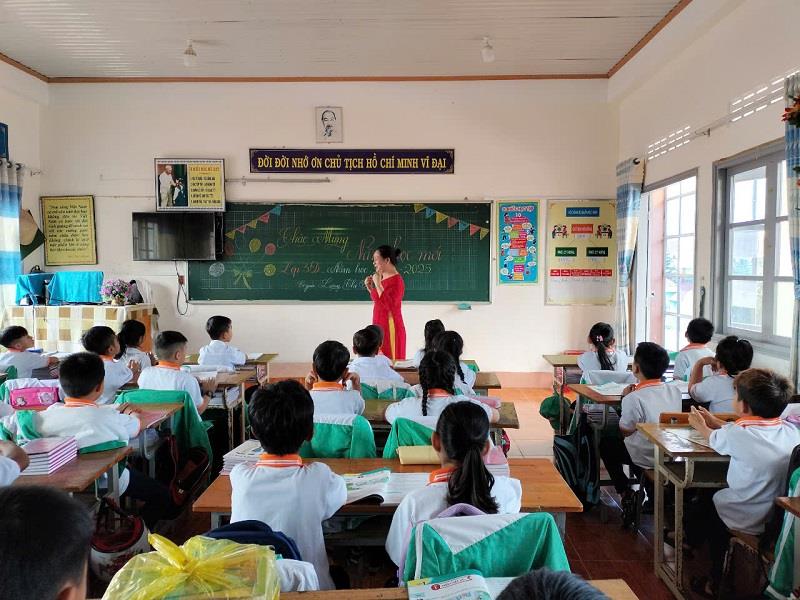 Các lớp học được trang bị màn hình ti vi và máy chiếu phục vụ công tác dạy học