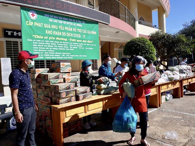 Người lao động khó khăn cảm thấy ấm lòng khi nhận được nhu yếu phẩm cần thiết