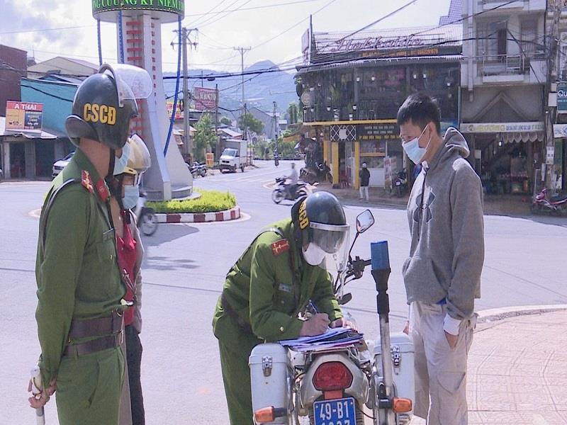 Lực lượng chức năng thị trấn Lạc Dương thường xuyên tuần tra, kiểm soát việc thực hiện khuyến cáo “5K” của Bộ Y tế và tiến hành xử phạt những người không thực hiện nghiêm các biện pháp phòng chống dịch Covid-19