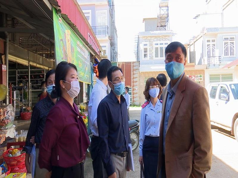 Đoàn công tác đi kiểm tra công tác phòng chống dịch Covid-19 tại Trạm y tế xã Lát và chợ thị trấn Lạc Dương