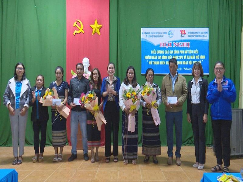 Bà Trần Thị Thuyên - Chủ tịch Hội LHPN huyện (giữa ảnh) tặng hoa và quà cho 4 gia đình tiêu biểu trên địa bàn xã Lát
