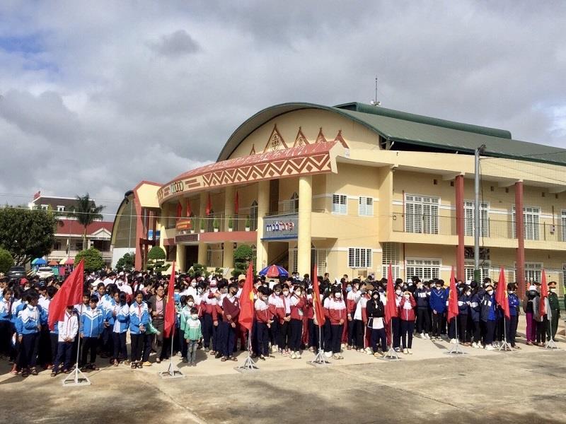 Đông đảo các em học sinh tại khu vực trung tâm huyện tham gia lễ phát động