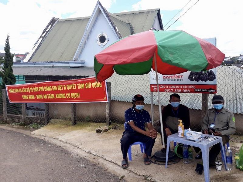 Chốt khai báo y tế tại tổ dân phố Đăng Gia Dềt B, thị trấn Lạc Dương
