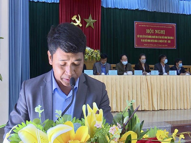 Đại diện Ủy ban MTTQ Việt Nam huyện thông qua tiểu sử tóm tắt của các ứng cử viên