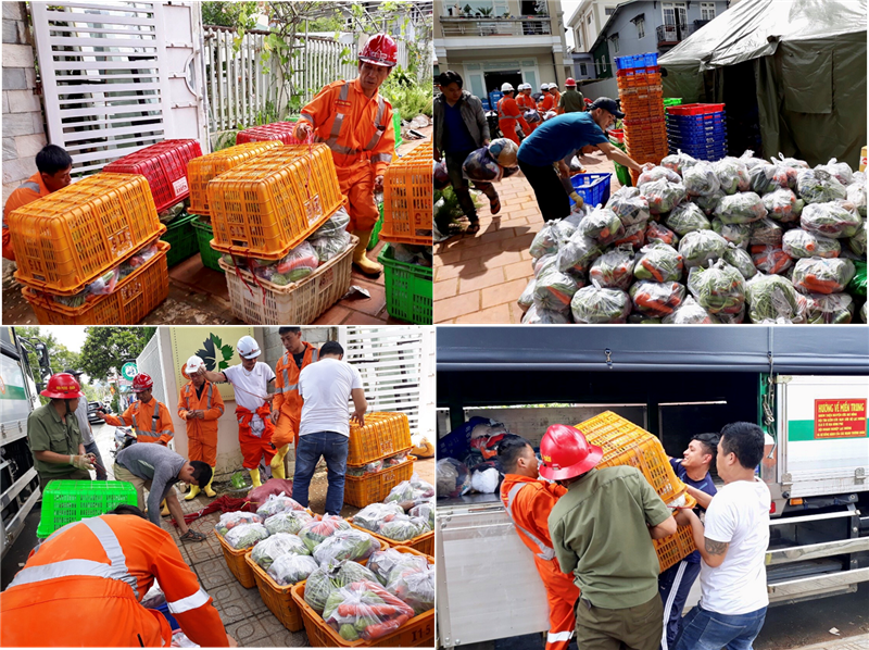 Các thành viên nhóm Thiện Nguyện Ước Mơ Hồng phân chia, gói gém hàng hóa và sắp xếp lên xe để vận chuyển ủng hộ đồng bào miền Trung