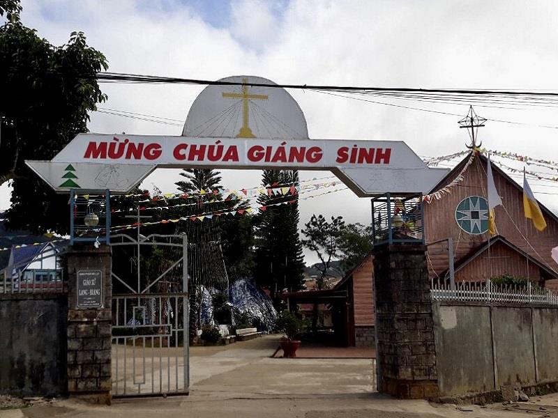 Giáo xứ Lang Biang đang được trang hoàng chuẩn bị cho đêm Noel