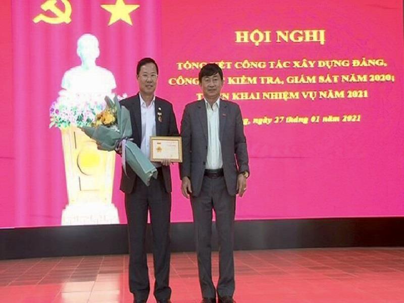 Đồng chí Nguyễn Quốc Kỳ - Phó trưởng Ban Tổ chức Tỉnh ủy trao Kỷ niệm chương “Vì sự nghiệp kiểm tra của Đảng” của Ủy ban Kiểm tra Trung ương cho đồng chí Phạm Triều - Bí thư Huyện ủy Lạc Dương