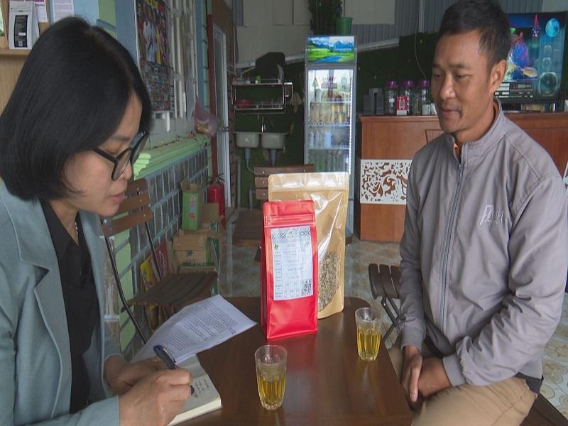 Anh Liêng Jrang Ha Hoang - thôn Đạ Nghịt, xã Lát (phải ảnh) chia sẻ cùng phóng viên về những nỗ lực trong việc chế biến và xây dựng sản phẩm cà phê Arabica của xã Lát trở thành sản phẩm OCOP 3 sao