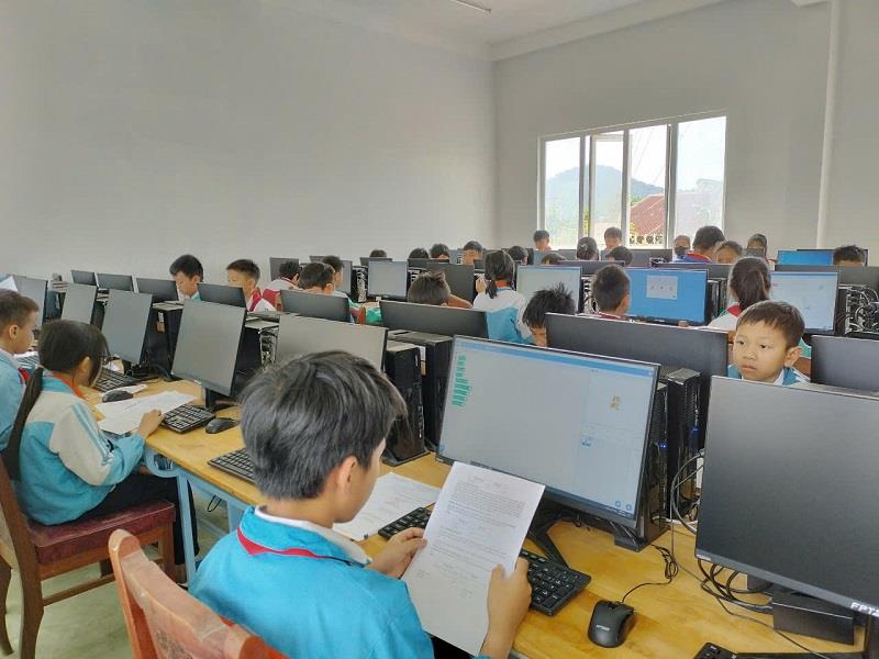 100% học sinh các bậc học trong toàn huyện được tiếp cận tin học