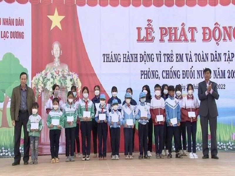 Lãnh đạo huyện và thị trấn Lạc Dương trao học bổng cho học sinh có hoàn cảnh khó khăn đạt thành tích cao trong học tập