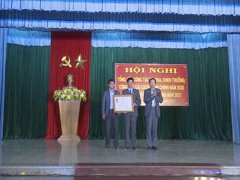 Đồng chí Đào Minh Tuấn - Phó Giám đốc Sở Nội vụ (phải hình) trao Huân chương lao động hạng 3 cho Ủy ban MTTQ Việt Nam huyện Lạc Dương
