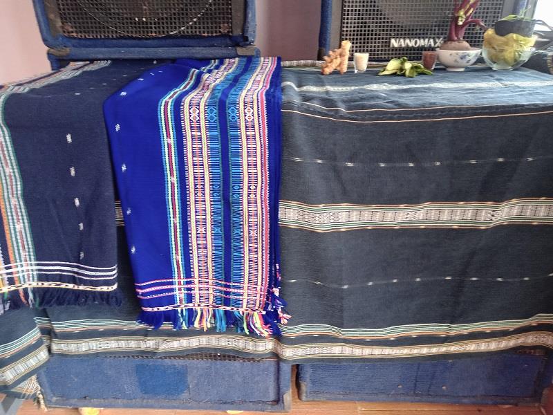 Thổ cẩm truyền thống - một trong những sản phẩm dệt thủ công của người dân xã Đưng K’Nớ