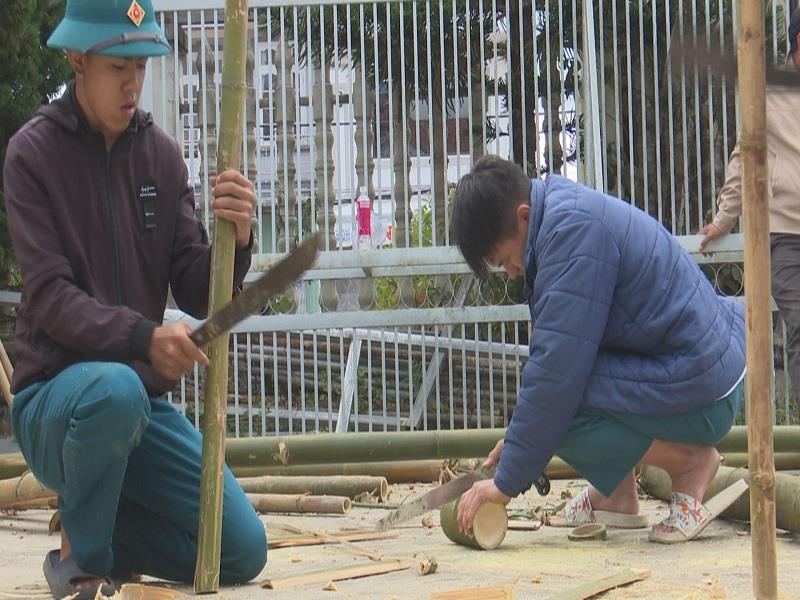 Lực lượng đoàn viên thanh niên và dân quân các địa phương triển khai dựng, trang trí tiểu trại để tham gia Hội trại tòng quân của huyện năm 2023