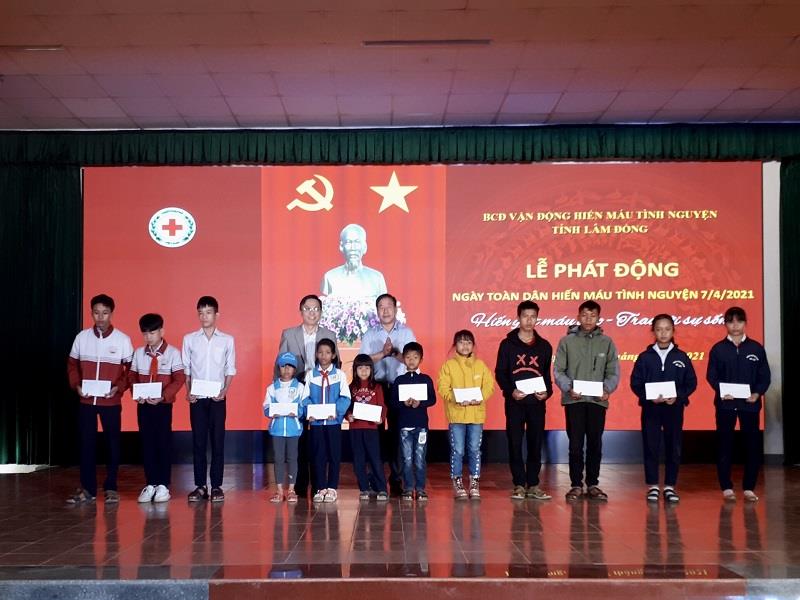 Tặng học bổng cho các em học sinh nghèo, học sinh có hoàn cảnh khó khăn, mắc bệnh hiểm nghèo trên địa bàn huyện