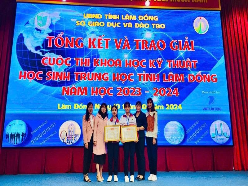 Học sinh trường THCS Hùng Vương đạt giải nhì và giải tư trong cuộc thi KHKT tỉnh Lâm Đồng chụp hình lưu niệm cùng giáo viên