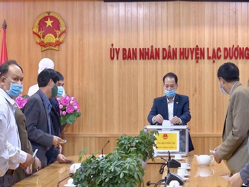 Chủ tịch UBND huyện Sử Thanh Hoài đóng góp ủng hộ công tác phòng, chống dịch Covid-19