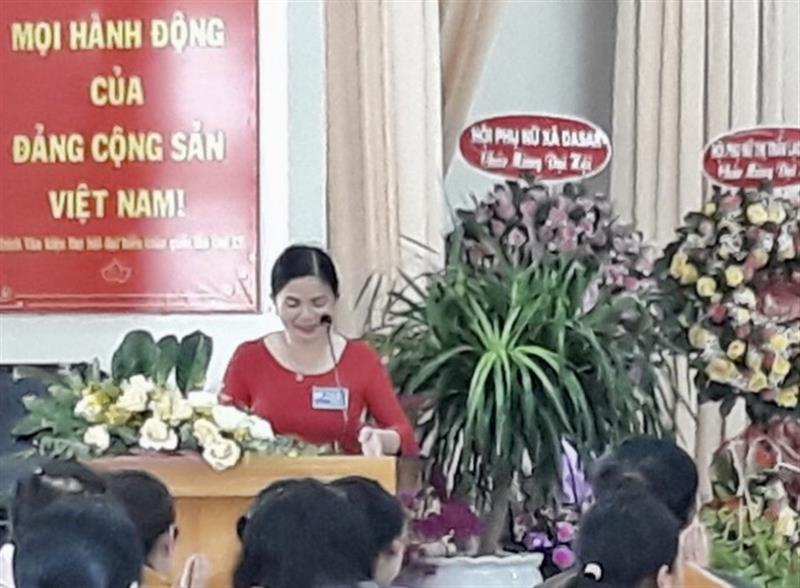 Bà Trần Thị Thuyên - Chủ tịch Hội LHPN huyện phát biểu tại Đại hội