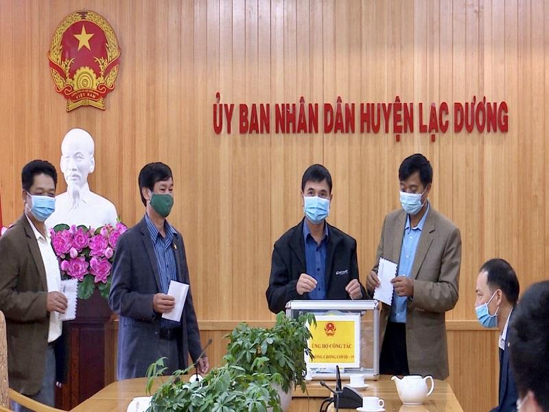 Các đồng chí lãnh đạo HĐND, UBND, Ủy ban MTTQ Việt Nam huyện tham gia ủng hộ kinh phí phòng, chống dịch Covid-19