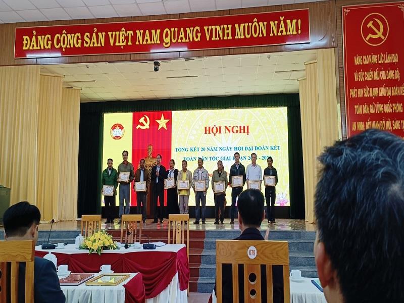 Tặng giấy khen cho các tập thể, cá nhân có thành tích xuất sắc