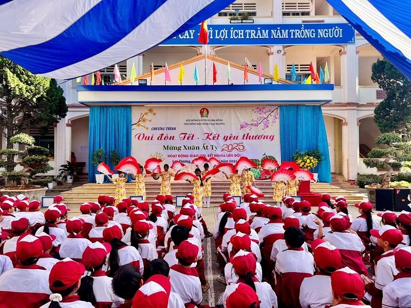 Toàn cảnh Chương trình Vui đón Tết - Kết yêu thương