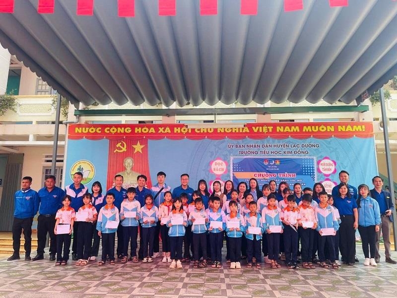 Đoàn công tác tặng 30 phần học bổng cho các em học sinh khó khăn tại trường Tiểu học Kim Đồng, huyện Lạc Dương
