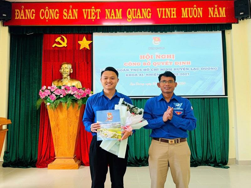 Đồng chí Ndu Ha Biên - TUV, Bí thư Tỉnh đoàn trao quyết định và tặng hoa chúc mừng tân Bí thư Huyện đoàn Lạc Dương Phạm Đức Tuyên