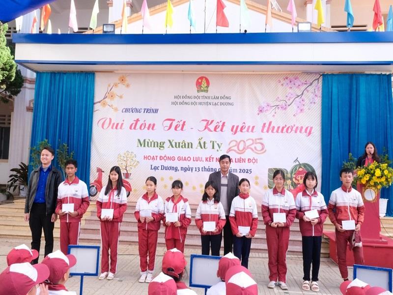 Trao học bổng cho các em học sinh có hoàn cảnh khó khăn