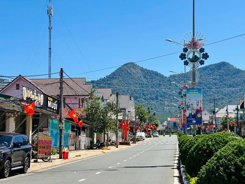 Lá cờ đỏ sao vàng tung bay trên dọc các tuyến đường chính tại thị trấn Lạc Dương