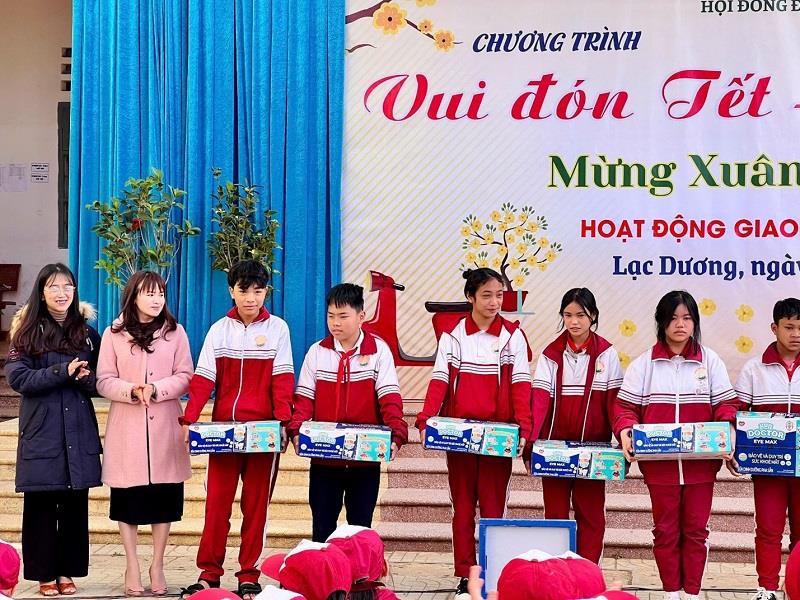 Trao 20 phần quà Tết cho học sinh