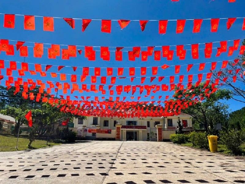 Cờ đỏ sao vàng tung bay tại các cơ quan, ban ngành trên địa bàn huyện