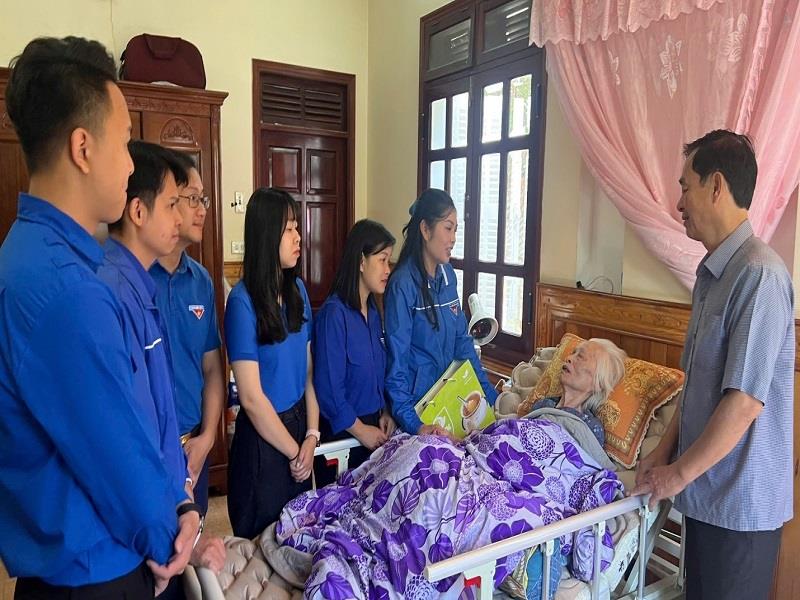 Đoàn công tác thăm Mẹ Việt Nam Anh hùng Trần Thị Thung