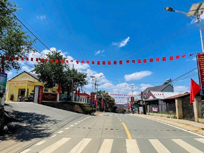 Cờ đỏ sao vàng tung bay trên dọc các tuyến đường chính tại các xã