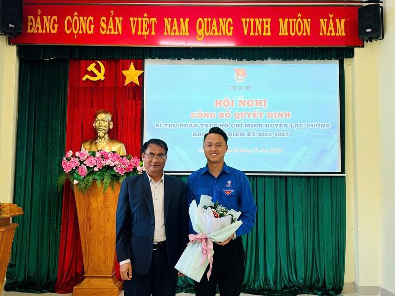 Phó Bí thư Thường trực Huyện ủy tặng hoa chúc mừng đồng chí Phạm Đức Tuyên