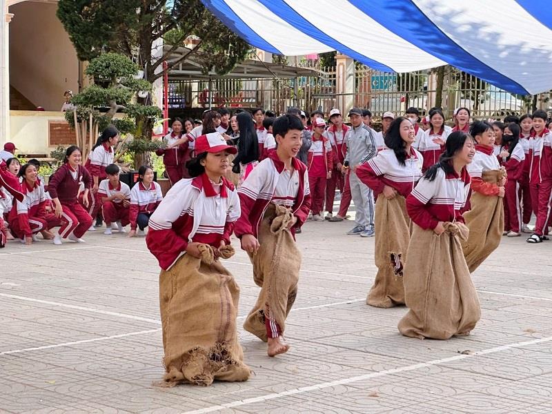 Các em học sinh hào hứng tham gia các trò chơi dân gian