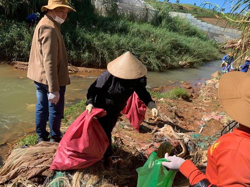 Người dân tích cực tham gia thu gom rác thải tại khu vực sản xuất Đan Kia