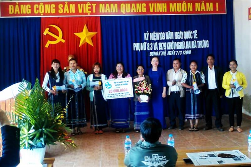 Hội LHPN huyện trao tiền ủng hộ xây dựng nhà “Mái ấm tình thương” cho hội viên nghèo xã Đưng K’Nớ nhân dịp kỷ niệm 109 năm Ngày Quốc tế Phụ nữ (8/3/2019)