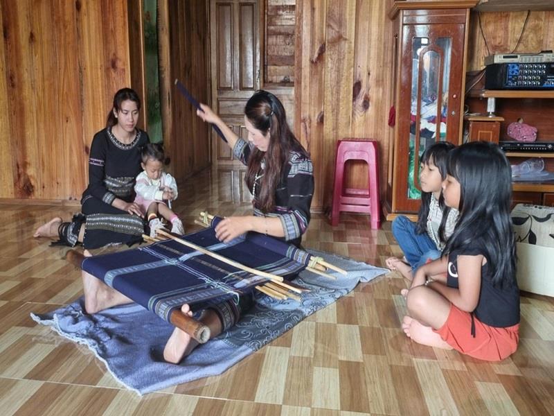 Ngày càng nhiều phụ nữ dân tộc K’Ho ở xã Đưng Knớ (huyện Lạc Dương, tỉnh Lâm Đồng) gắn bó với khung dệt