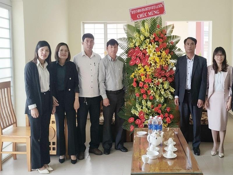 Lãnh đạo huyện tặng hoa chúc mừng Trung tâm VHTT&TT huyện nhân Ngày Báo chí cách mạng Việt Nam 21/6/2023