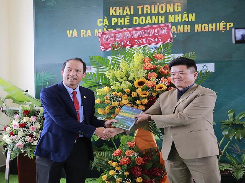 Đồng chí Sử Thanh Hoài - Chủ tịch UBND huyện (trái ảnh) tặng hoa chúc mừng