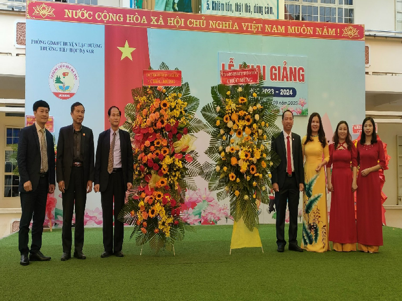 Đồng chí Nguyễn Trọng Ánh Đông và đồng chí Sử Thanh Hoài tặng hoa chúc mừng Trường Tiểu học Đạ Sar
