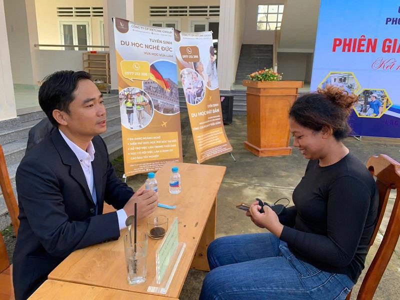 Doanh nghiệp tư vấn hướng nghiệp cho lao động