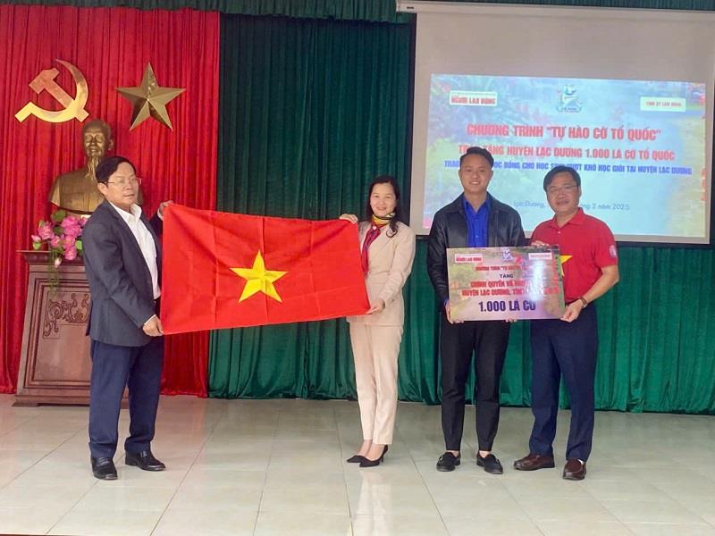 Lãnh đạo Báo Người Lao Động trao tặng 1.000 lá cờ Tổ Quốc cho huyện Lạc Dương